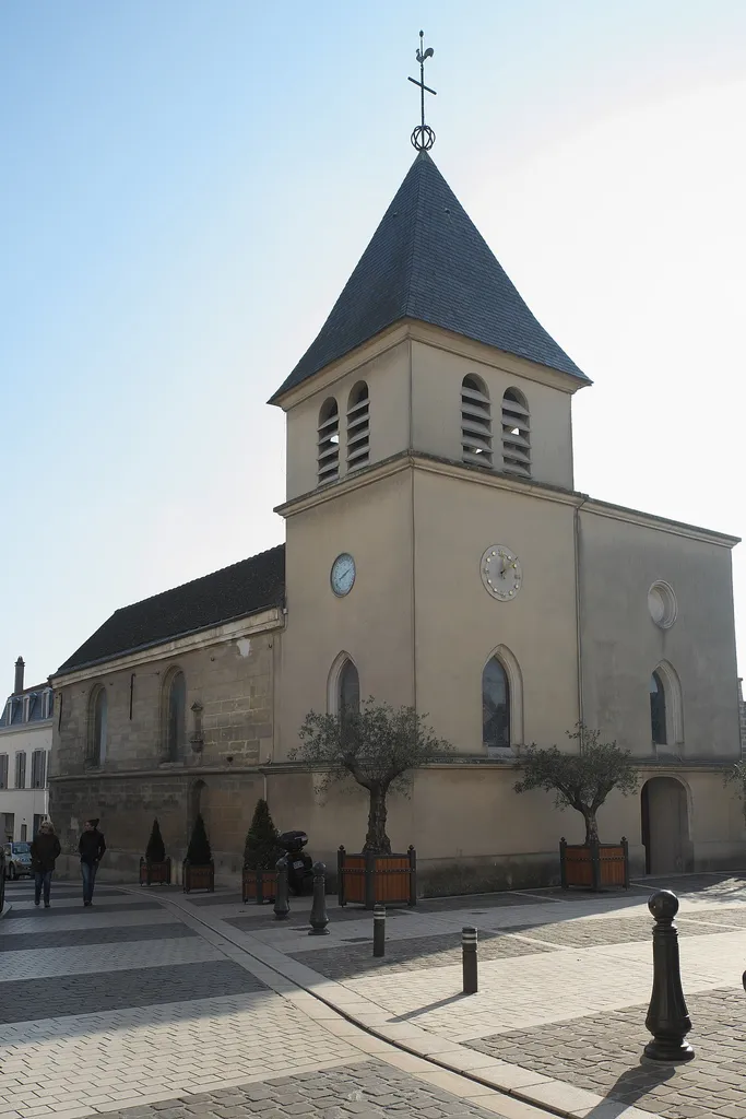 Katholische Pfarrkirche Saint-Jean-Baptiste in Carrières-sur-Seine im Département Yvelines (Île-de-France/Frankreich)