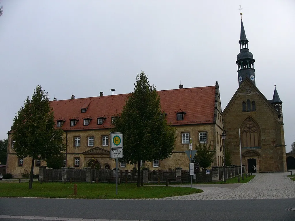 Klosterkirche mit repräsentativem fürstbischöflichem Bau und Platz