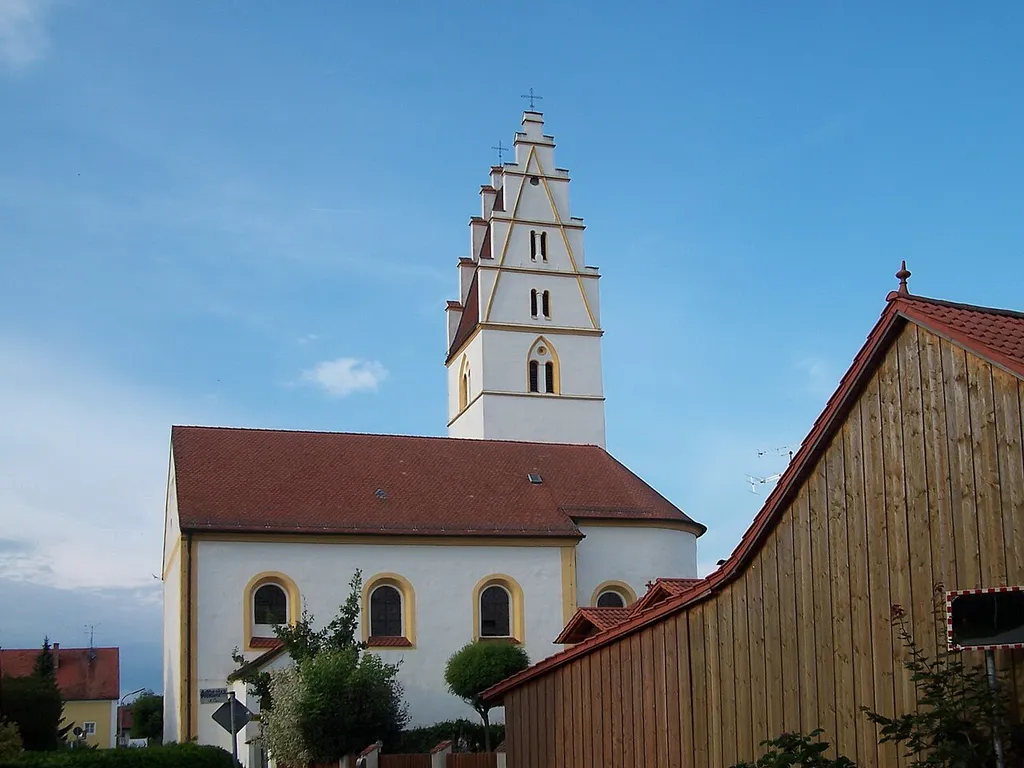 Aholfing, Sankt-Lukas-Straße 1. Pfarrkirche St. Lukas. Chor spätgotisch um 1480, Langhaus 1854; mit Ausstattung; ehem. Karner, 18. Jahrhundert.