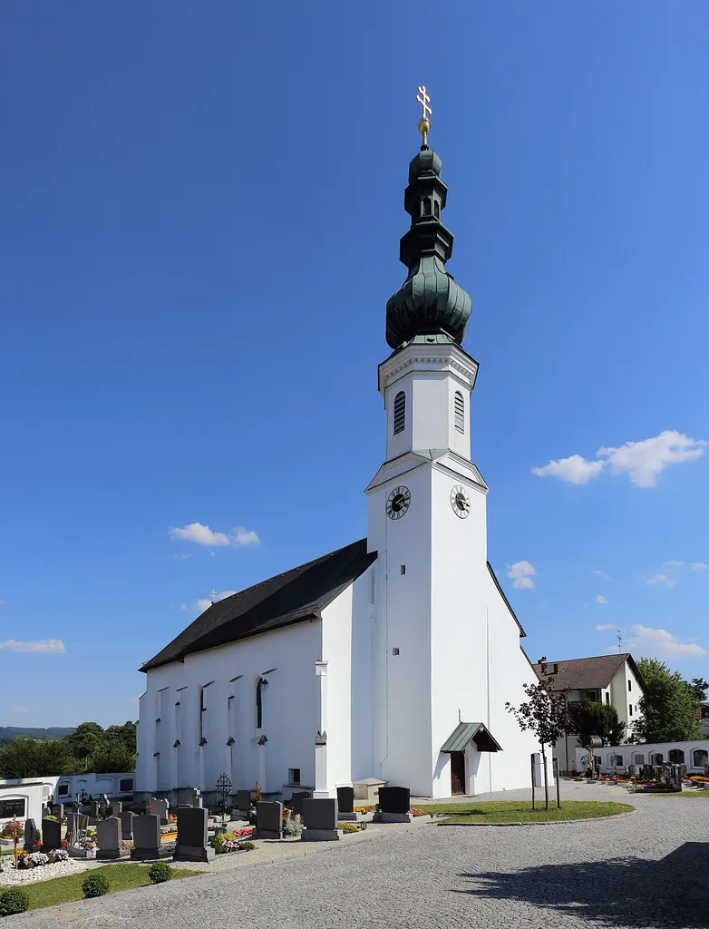 Katholische Pfarrkirche hl. Martin in der oberösterreichischen Gemeinde Schildorn. Ein gotisches Bauwerk, das 1812 flach gedeckt wurde. Der Hochaltar ist ein Werk um 1660 mit einem Altarbild von Franz Paul Lofferer aus dem Jahr 1793.