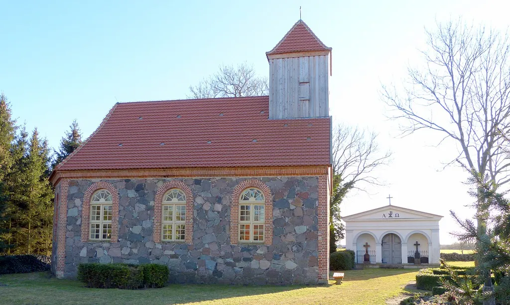 Kirche in Pensin, Gemeinde Kletzin, Nordseite der Kirche, rechts das Mausoleum