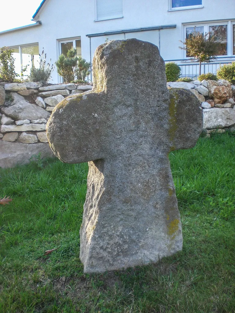 Schwedenkreuze, Mittlere mit abgebrochenen Kreuzarmen, Sandstein, wohl spätmittelalterlich