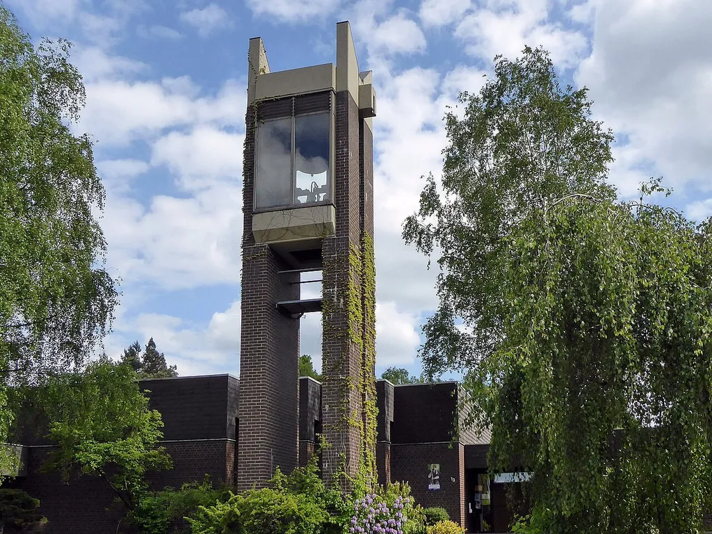 Die evangelisch-lutherische Christophorus-Kirche liegt in Altwarmbüchen (Gemeinde Isernhagen) an der Bernhard-Rehkopf-Straße.