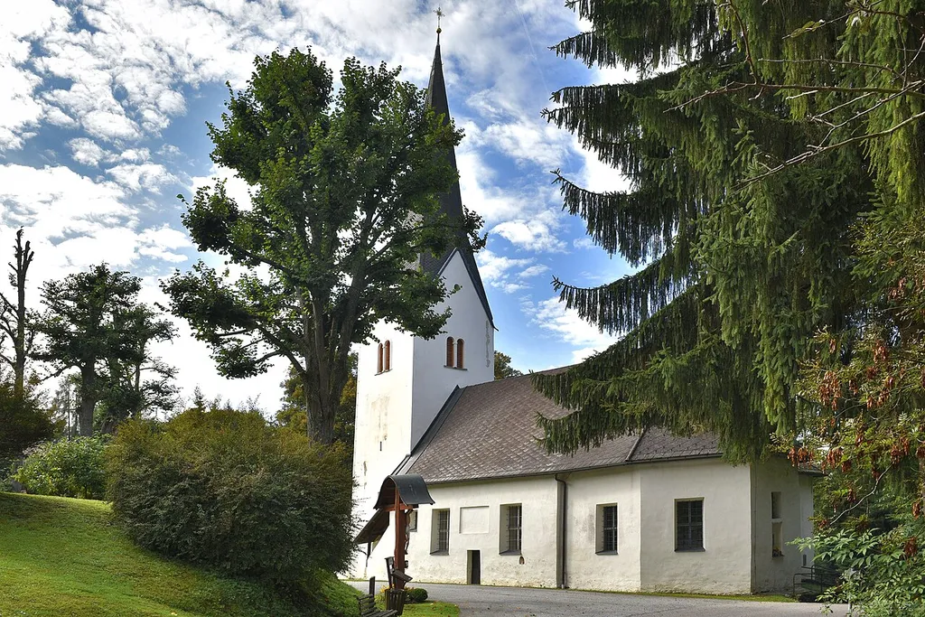 Filialkirche im Ortsteil Heiligenstadt, Gemeinde Neuhaus in Kärnten Die Kirche wird nur einmal im Monat für den Gottesdienst genutzt, ist aber sehr bekannt als Teil der 3-Berg-Wallfahrt und für Wallfahrten durch ihre Lage weit über dem Drautal begehrt. Zu den bekannten Wallfahrtstagen sind so viele Besucher hier, dass die Messen über Lautsprecher nach außen übertragen werden.