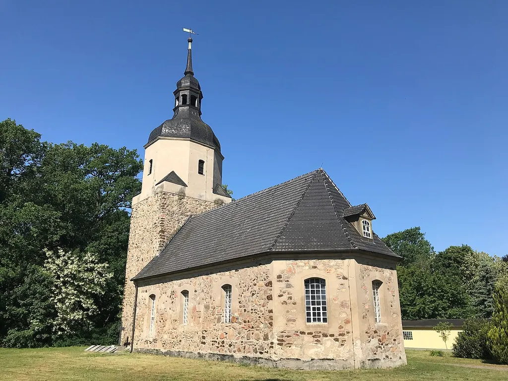 Die Dorfkirche in Krossen entstand im 15. Jahrhundert und wurde um 1745 umfangreich erweitert. Im Innern des Bauwerks steht unter anderem ein Kanzelaltar aus dieser Zeit.