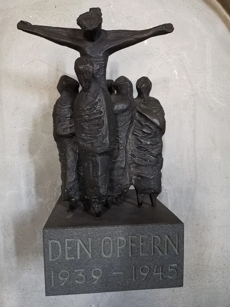 Kriegsmahnmal Menschen unter dem Kreuz Karlheinz Goetke (Sterley)