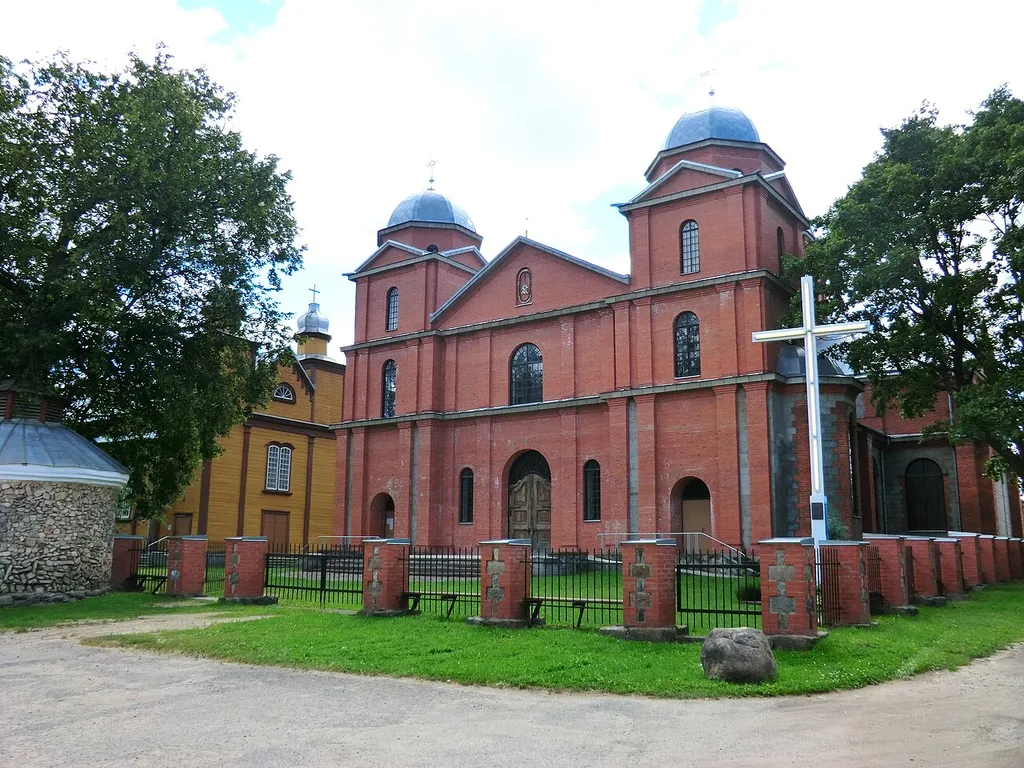 Старый и новый католический костёл, Карсава.