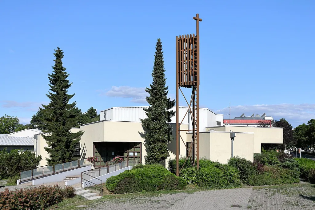 Die Filialkirche Maria, Hilfe der Christen im 22. Wiener Gemeindebezirk Donaustadt.Die Filialkirche der Pfarre Stadlau wurde ab Mai 1979 errichtet und am 23. März 1980 vom Erzbischof-Koadjutor Franz Jachym geweiht. Der teils zweigeschossige Fertigteilbau der VOEST ersetzte eine umgestaltete Militärbaracke, die am 19. Juli 1959 als Notkirche geweiht wurde.