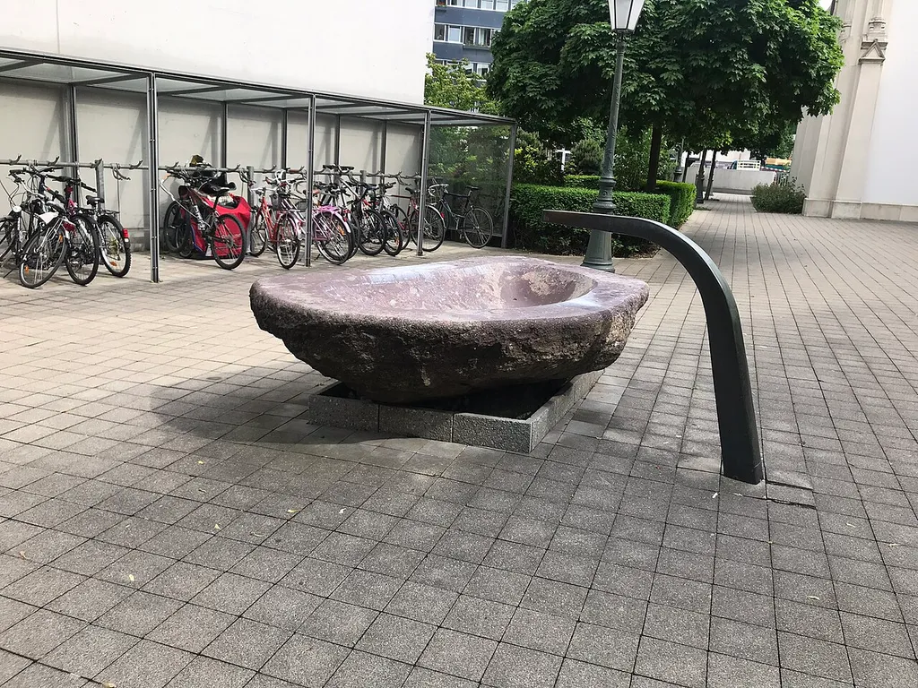 Steinbrunnen bei Kirche St. Peter und Paul