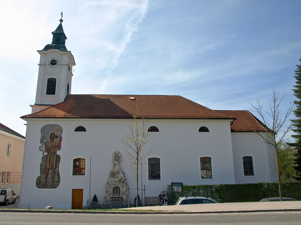 Kath. Pfarrkirche hl. Johann Nepomuk und Kriegerdenkmal