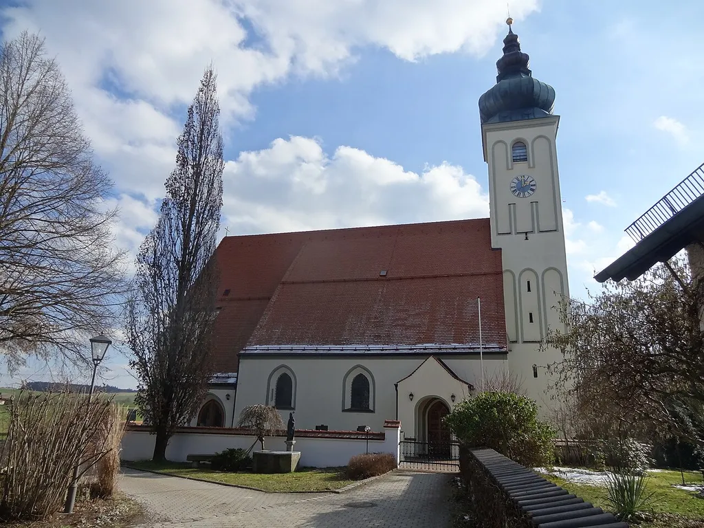 Außenansicht der Pfarrkirche St. Ulrich in Aich (Gde. Bodenkirchen), spätgotische Anlage mit barocker Zwiebelhaube