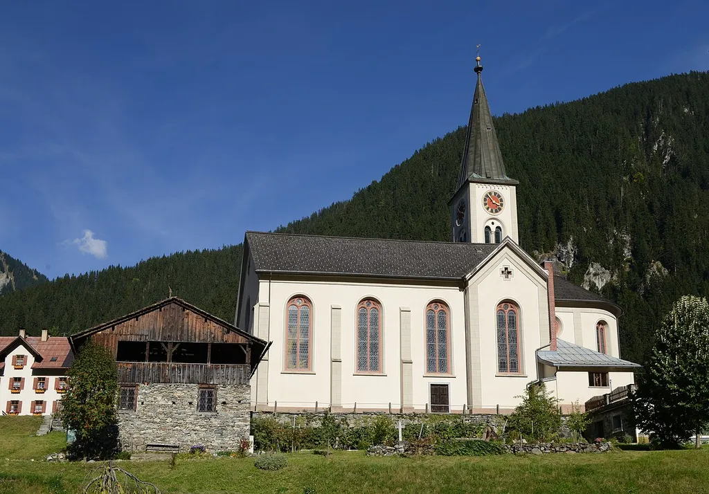 Michaelskirche in Gaschurn; links daneben das Tanzhaus/Versammlungsplatz.