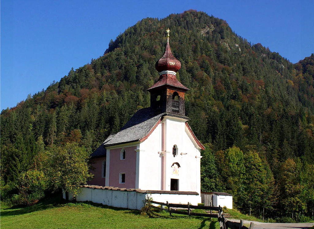 Kath. Filialkirche hl. Antonius von Padua. Im Hintergrund der Lenzenkogel (989m).