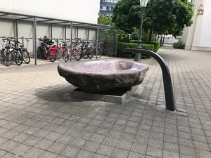 Steinbrunnen bei Kirche St. Peter und Paul