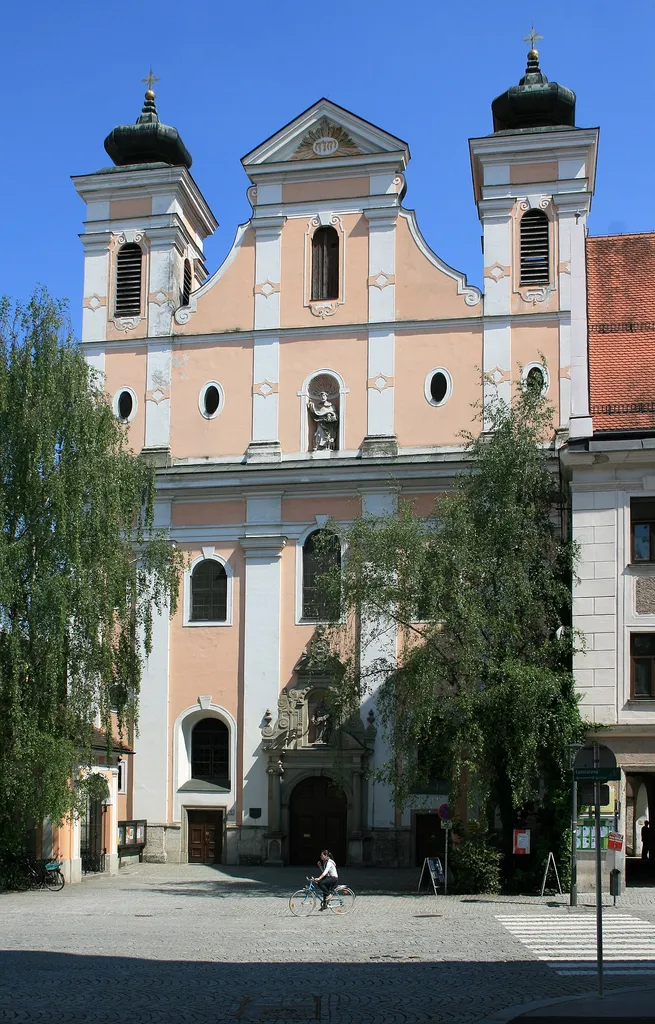 Front der Steyrer Marienkirche zum Hauptplatz