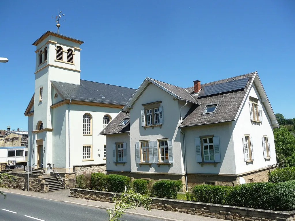 Die Evangelische Kirche in Zuzenhausen wurde 1831 im klassizistischen Weinbrenner-Stil erbaut. Im Jahr 2009 wurden die alten Stahl-Notglocken durch ein neues Geläut aus Bronzeglocken ersetzt.