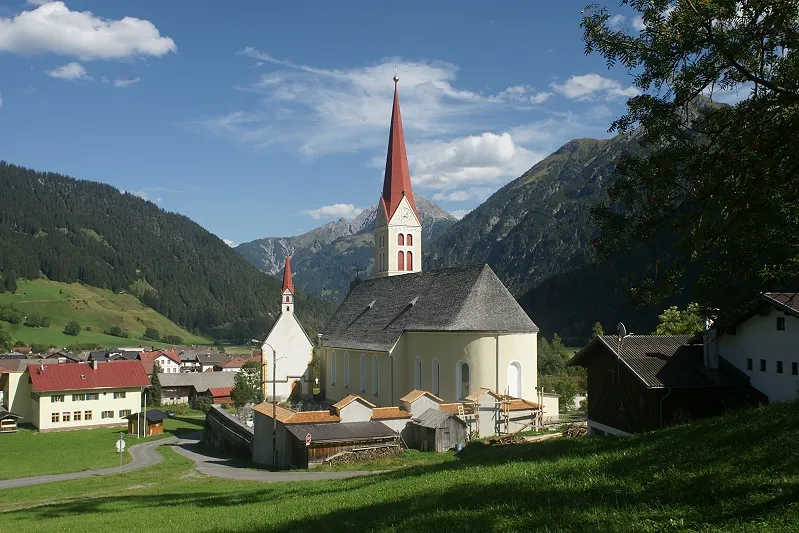 Kath. Pfarrkirche Unsere Liebe Frau Mariae Himmelfahrt, Friedhof mit Sebastianskapelle u. Kriegerdenkmal von Gföll aus gesehen