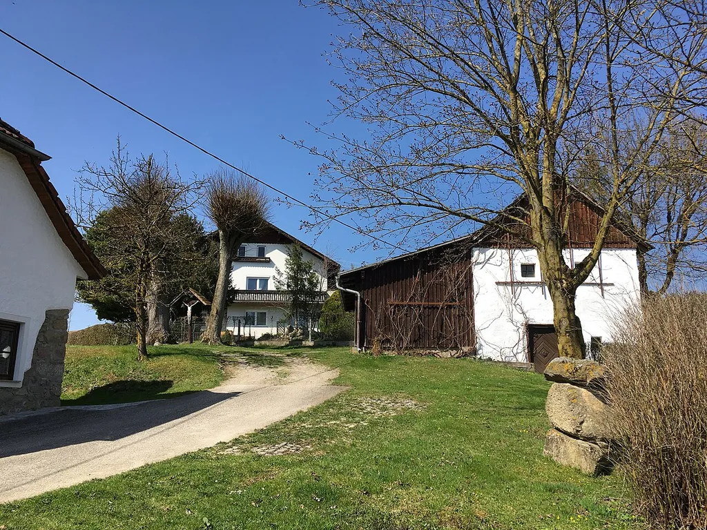 Ehemalige Pfarrkirche in Hofkirchen bei Saxen in Oberösterreich. Relikte des Kirchenensembles von links nach rechts: Lehrerhaus (Schulmeisterhaus) Hofkirchen Nr. 14. Kasten- bzw. Bretterkreuz an der Stelle des Kirchturms. Mesnerhaus Hofkirchen Nr. 15. Sakristei und ehemalige Gruft, nun Kellergebäude des Mesnerhauses Hofkirchen Nr. 15.