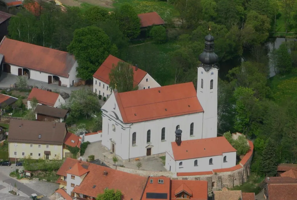 Luftbild der Pfarrkirche St. Martin in Arnschwang