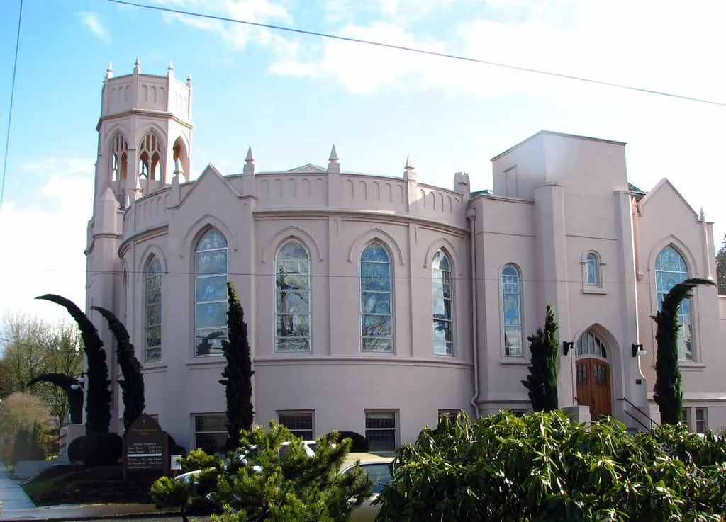 The historic First Congregational Church of Oregon City (built 1925), located at 710 6th Street in Oregon City, Oregon, United States, is listed on the US National Register of Historic Places. This is an image of a place or building that is listed on the National Register of Historic Places in the United States of America. Its reference number is 82003723 (Wikidata).