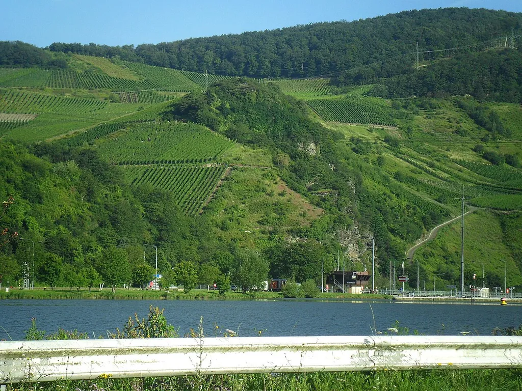 Minheim: Bergsporn der Burglay, ehemalige römische Höhensiedlung (4./5. Jh.). An der Mosel die Schleuse Wintrich mit ihrem Kontrollturm.