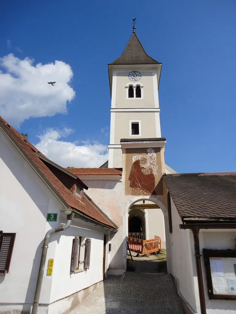 Kath. Pfarrkirche hl. Martin und Friedhof mit Ummauerung und Portal