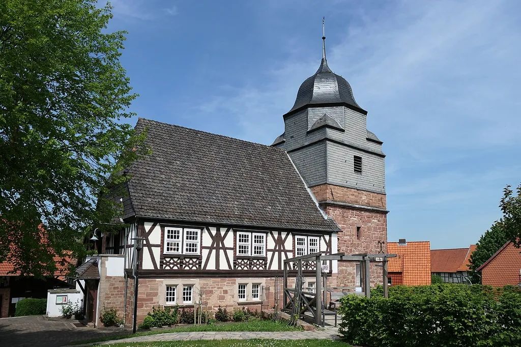 Der älteste Teil der evangelischen Kirche in Weißenborn im nordhessischen Werra-Meißner-Kreis ist der Chorturm aus dem Jahr 1577. Ihm wurden 1913 die mit Schiefern verkleidete Glockenstube und die Haube aufgesetzt. In dieser Zeit wurde auch das Kirchenschiff umgebaut und mit einem Fachwerkobergeschoss versehen. Deren Fassade wird vor allem von markanten K-Streben und dem Rautengeflecht der Gefache unter den Fenstern geprägt. Wegen ihrer geschichtlichen, künstlerischen und städtebaulichen Bedeutung wird die Kirche als Kulturdenkmal geschützt.