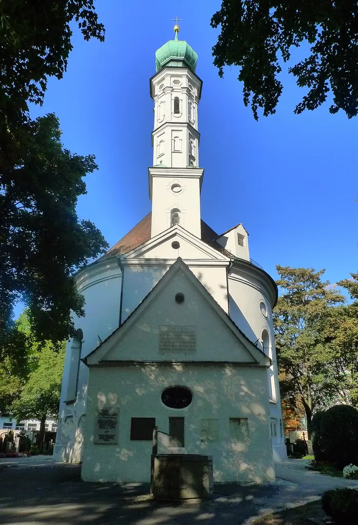 Katholische Friedhofskapelle St. Michael in Augsburg; Filialkirche von St. Moritz. Längsovaler Zentralbau . Turm mit Zwiebelkuppel und oktogonalen Obergeschossen. Von 1603 bis 1605 errichtet. Wahrscheinlich von Elias Holl, was aber nicht gesichert ist. Lediglich die Bauidee gibt Hinweis auf einen Holl`schen Ursprung. Bautafel mit lateinischer Inschrift: "Deo conditori Redemptorique et Angelis Piar Animar Patronis Dedicatum Anno MDCIV" Augsburg, Hermanstraße