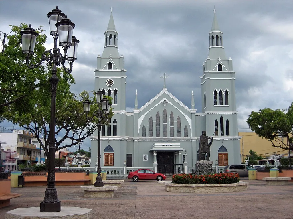 Plaza e Iglesia Católica de Aguada.