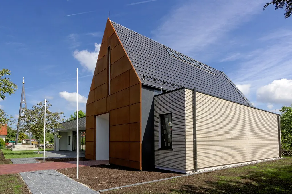 Heilig-Kreuz-Kirche in Rollwald, Stadt Rodgau (Hessen), erbaut 2014.