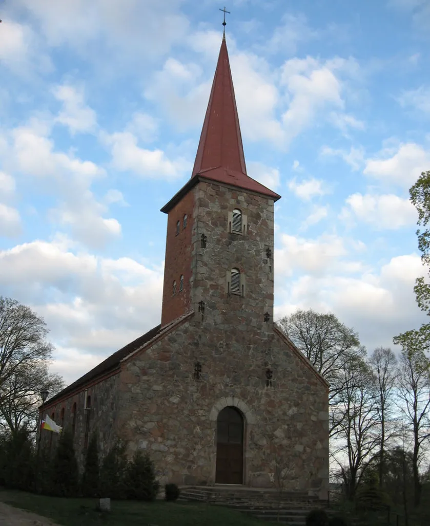 Widok kościoła w Dzięcielcu fasada zachodnia i część północnej.