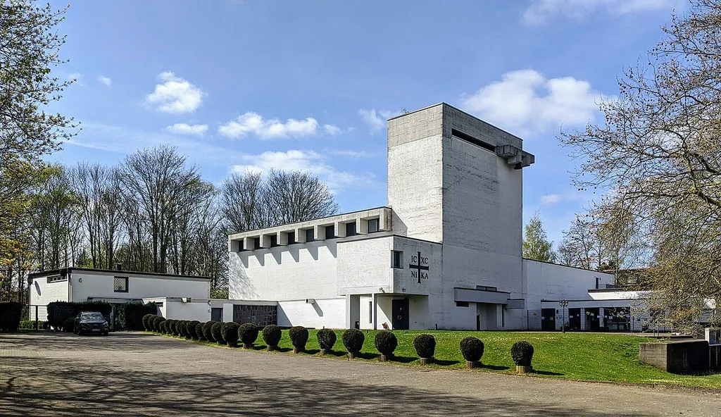 Ehemalige Simeonkirche in Hamburg-Hamm, Sievekingsallee 12, erbaut 1966 von Friedhelm Grundmann, mit Pfarrhaus (links) und Kindergarten (rechts). This is a photograph of an architectural monument.It is on the list of cultural monuments of Hamburg, no. 14169 (Kirche), 14170 (Kindergarten), 14171 (Pfarrhaus).