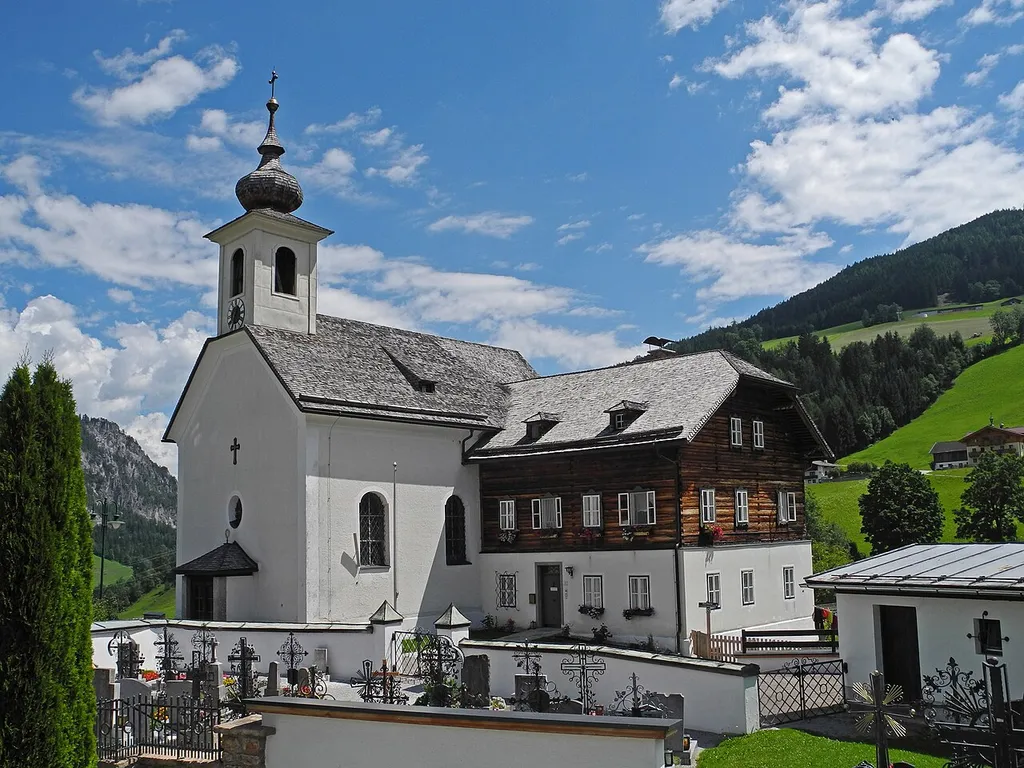 Pfarrkirche des hl. Leonhard und Pfarrhof in Forstau