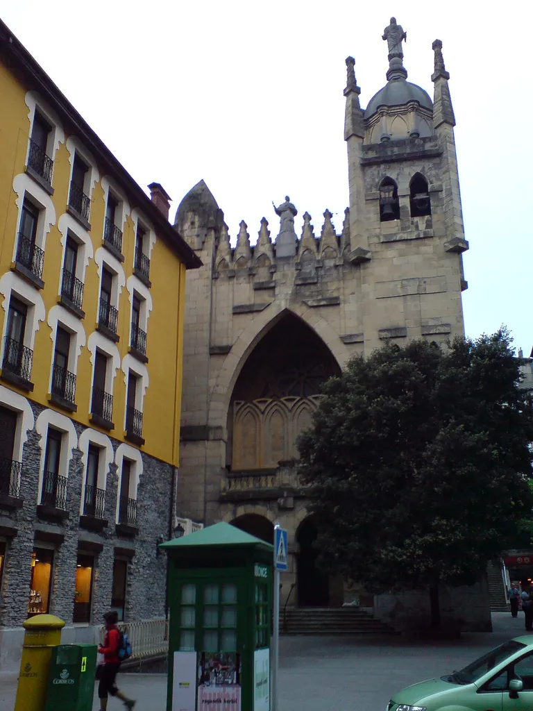 Tolosa Plaza Iturritxiki. Al fondo, la iglesia, actualmente cerrada, del Corazón de María (ex PP Claretianos)