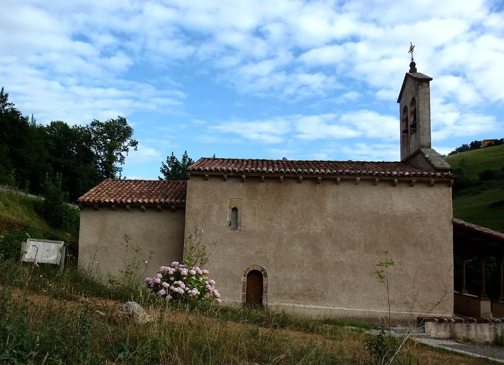 Catalogada como Monumento Histórico Artístico con fecha 1-6-1985, la iglesia de San Julián de Viñón fue levantada en época románica, aunque decantándose por los típicas pautas constructivas del prerrománico asturiano.