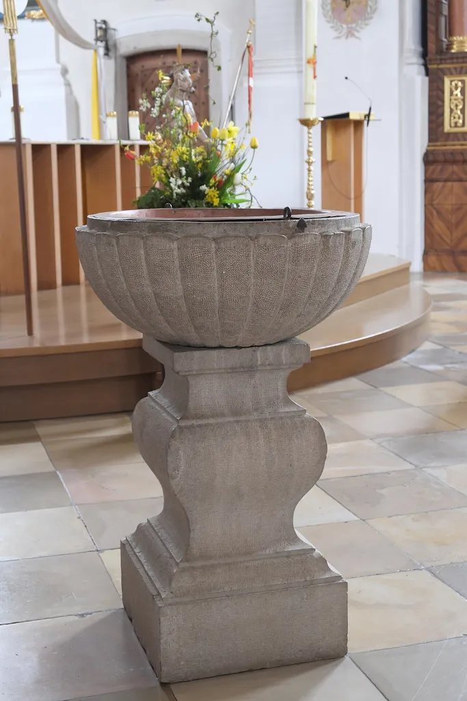 Katholische Pfarrkirche St. Jakobus der Ältere in Greding im mittelfränkischen Landkreis Roth (Bayern/Deutschland), Taufbecken