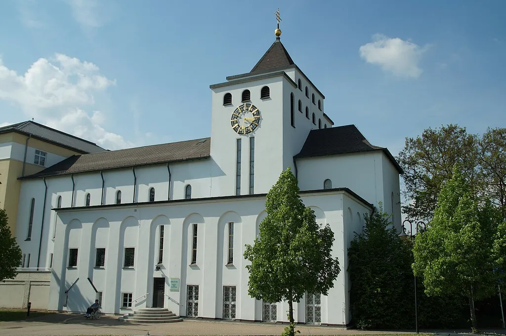 Krankenhauskirche Pius V., Saalbau mit riegelförmigem Chorturm und seitlichem Flachdachanbau, 1927/29 von Albert Boßlet; mit Ausstattung This is a photograph of an architectural monument.It is on the list of cultural monuments of Bayern, no. D-3-62-000-952.