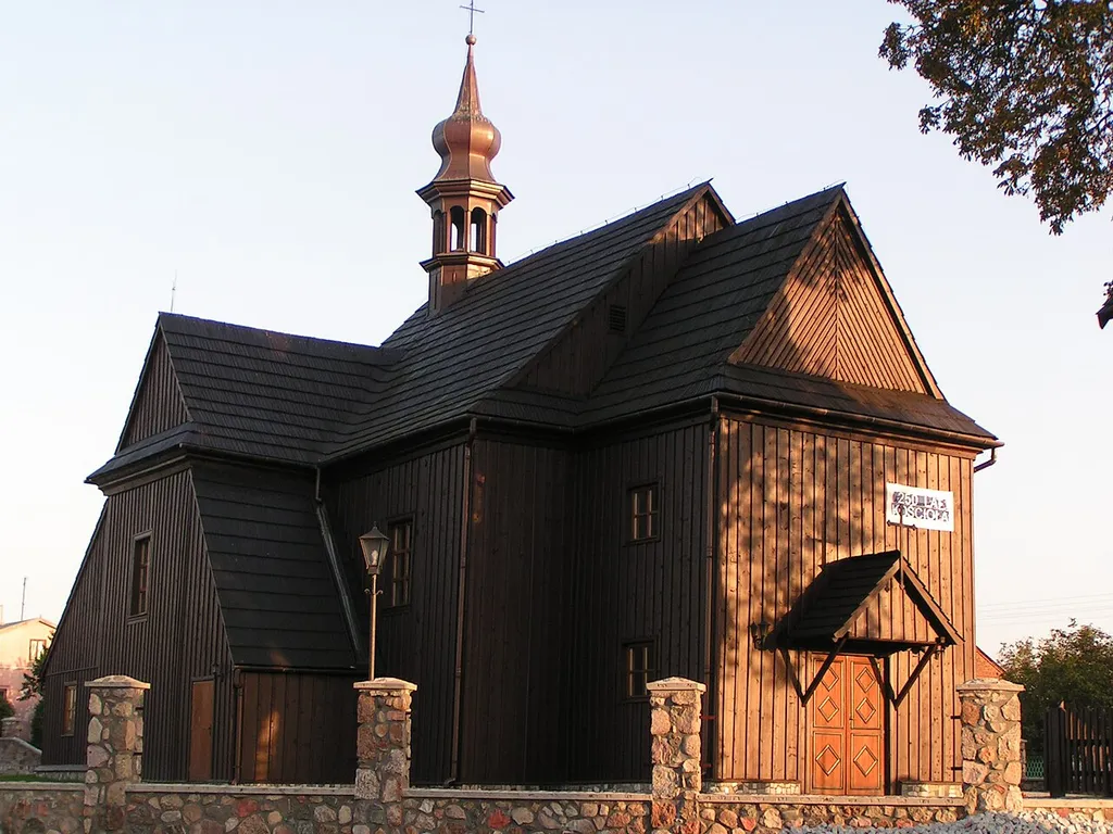 Drewniany kościół w Dębach Szlacheckich.
