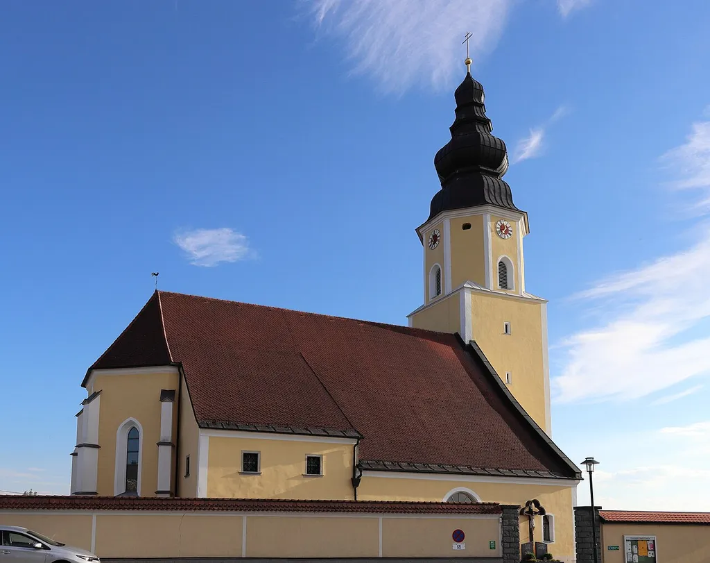 Außenaufnahme der Pfarrkirche Esternberg