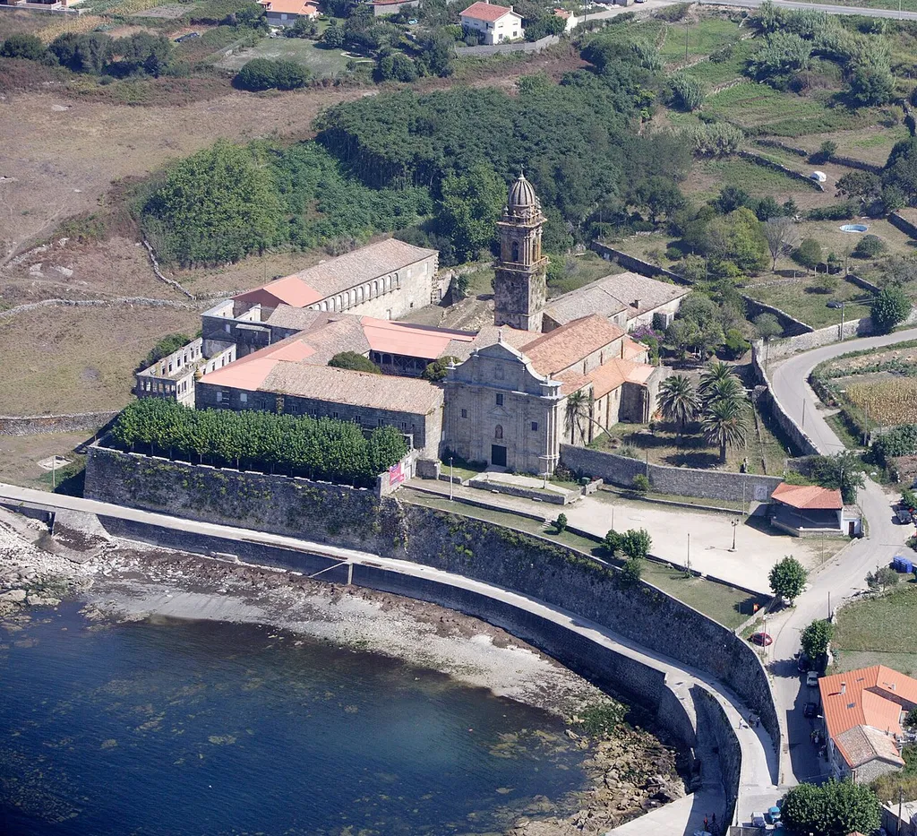 Vista Aérea del Monasterio de Oia