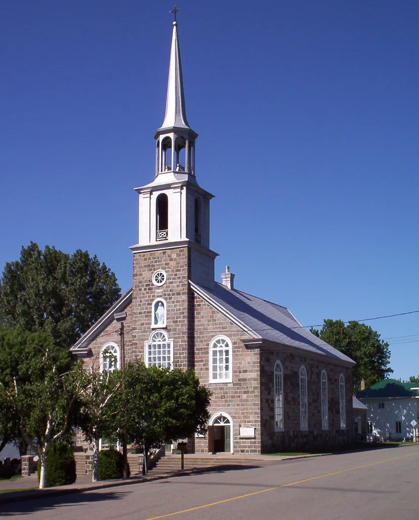 Église de la ville de Notre-Dame-du-Portage au Québec