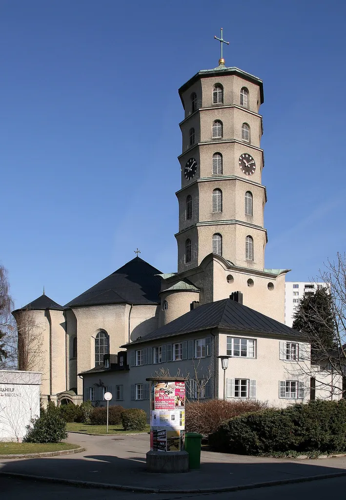 aus dem DEHIO Vorarlberg 1983: Ecke Clemens-Holzmeistergasse - Mariahilfstrassse Nr. 50+52: Pfarrgebäude und Pfarrkirche Mariahilf (Heldendankkirche) in Rieden, Vorkloster. Nach Planungsbeginn 1921 durch Clemens Holzmeister 1925-1931 erbaut. *** In Bregenz, Vorarlberg.