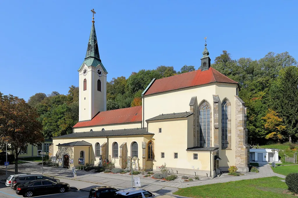 Südostansicht der röm.-kath. Pfarrkirche St. Stephan in der niederösterreichischen Stadtgemeinde Amstetten. Eine spätgotische Kirche mit stark erhöhtem, von Seitenchören flankierten, lang gestrecktem Polygonalchor und eingestelltem romanischen Westturm.