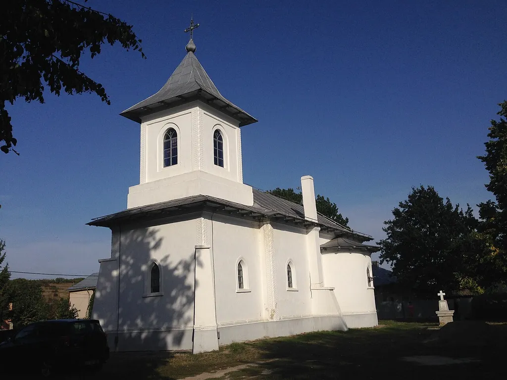 Este situată pe strada. Ștefan cel Mare, nr. 44. În zona se află poliția Hârlău și Școala Generala Petru Rareș. Biserica a fost construită în 1848.