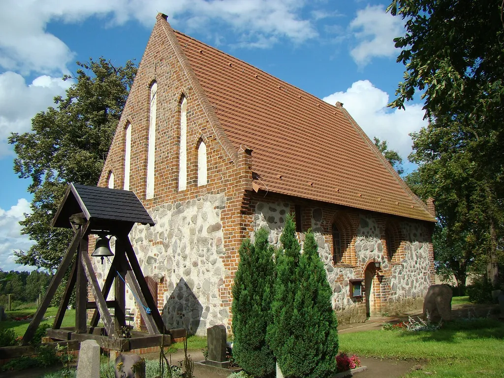 Kirche in Deven. Foto: Peter Schmelzle 2011.