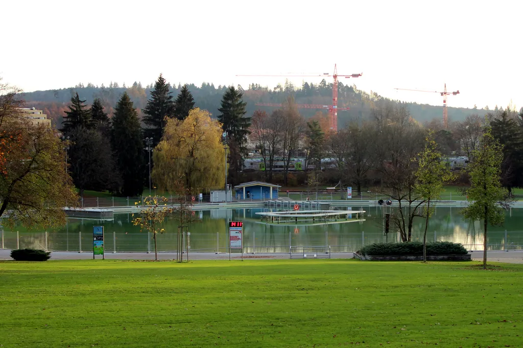 Blick auf das Hauptbecken des Freibads Weyermannshaus von Westen her.