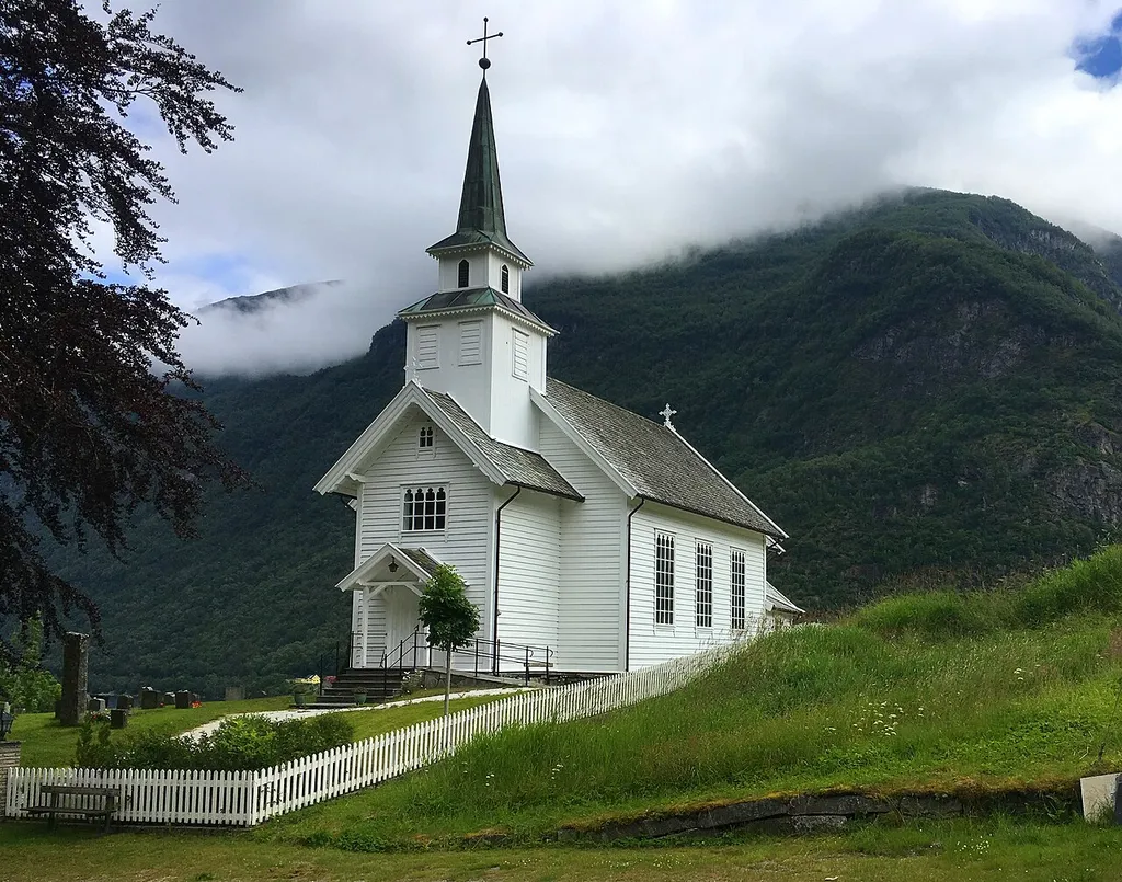 Arnafjord kyrkja på Nese i Arnafjord i Vik i Sogn og Fjordane. Noko tilklypt og lett justert for vanskelege ljostilhøve.