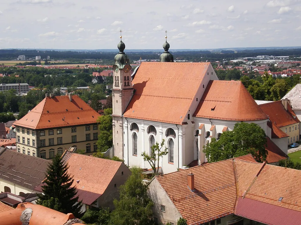Heilig-Kreuz-Kirche und Neues Stadtmuseum (links) in Landsberg am Lech vom Bayertor aus gesehen