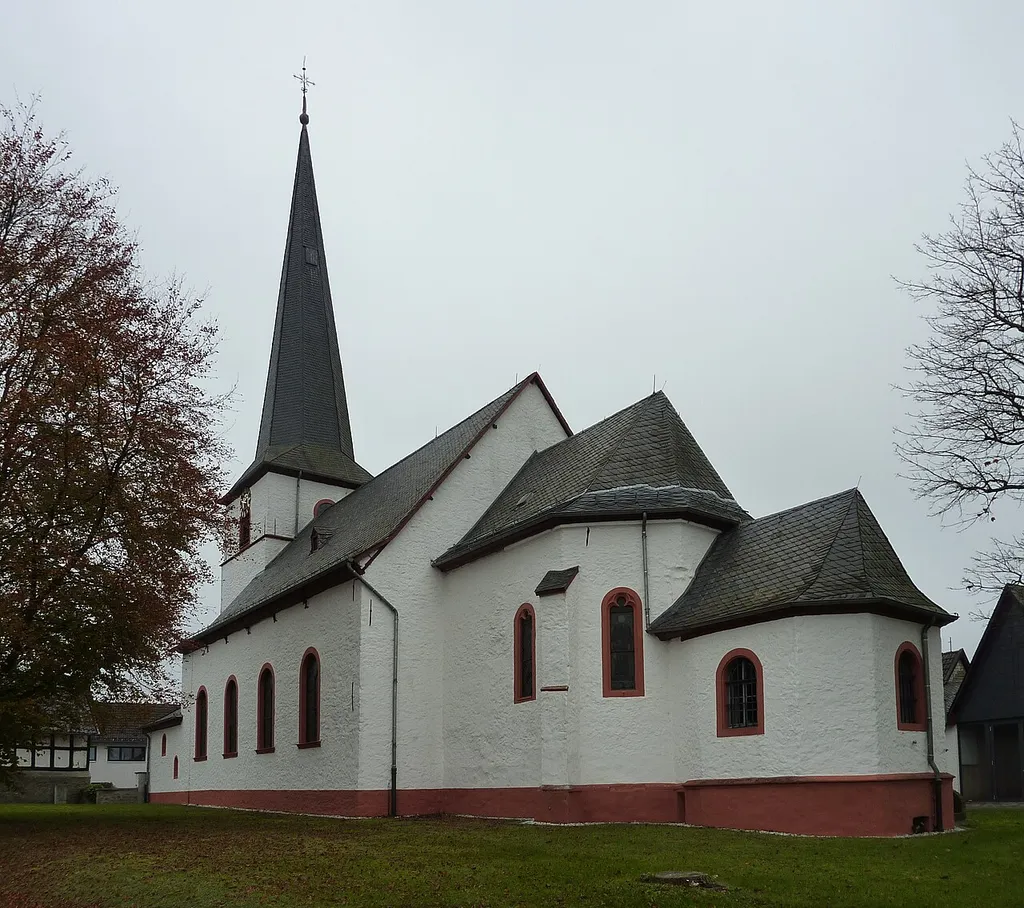 Dollendorf, Maiplatz 2, kath. Pfarrkirche St. Johann Baptist, von O