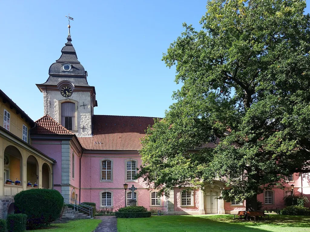 Stiftskirche Steterburg, erbaut 1752 bis 1758, ehemalige Klosterkirche des Damenstiftes Steterburg, heute Pfarrkirche des Ortsteiles Steterburg in Salzgitter, Blick vom Innenhof des Stiftes auf die Südseite der Kirche; rechts im Bild die Eiche auf dem Stiftshofe (Naturdenkmal ND SZ 00013).
